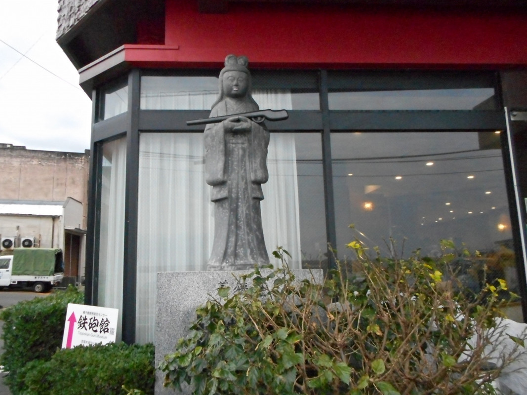 海に向かって角に立つ弁財天です。鉄砲を持っています