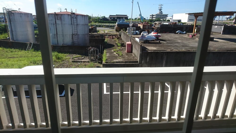 廊下を兼ねたテラスの向こうには廃業したスタンドとR1が見える