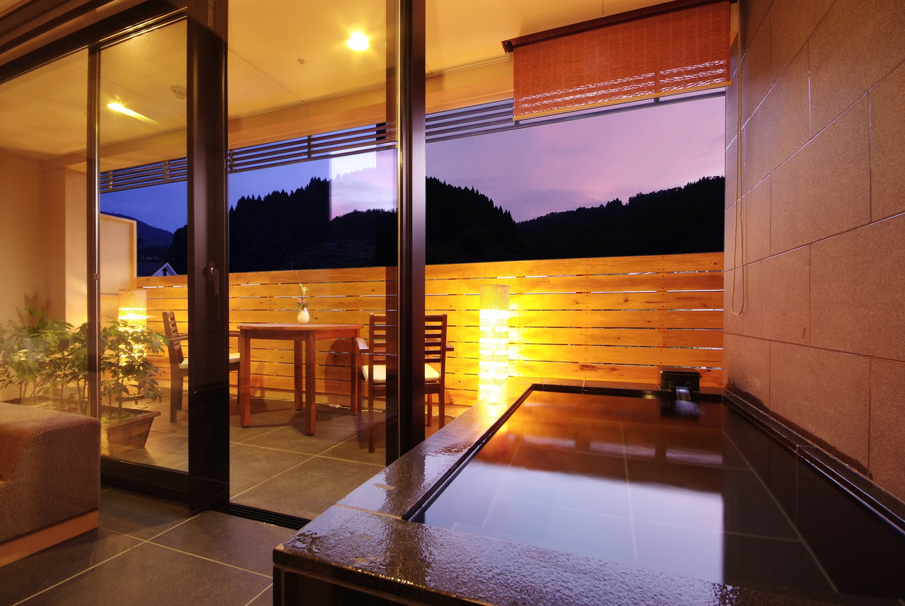 露天風呂付き客室の伝統工芸「豊岡杞柳細工」の照明にうっとり♡4273269