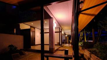 施設の正面 (日没後) / 5