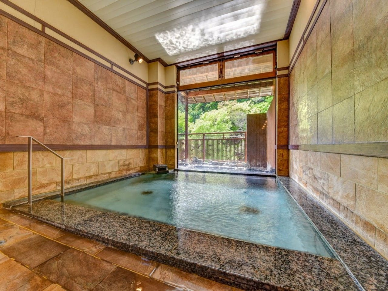 すっきり目覚めた翌朝、大浴場でのびのびと温泉を楽しんで3725059