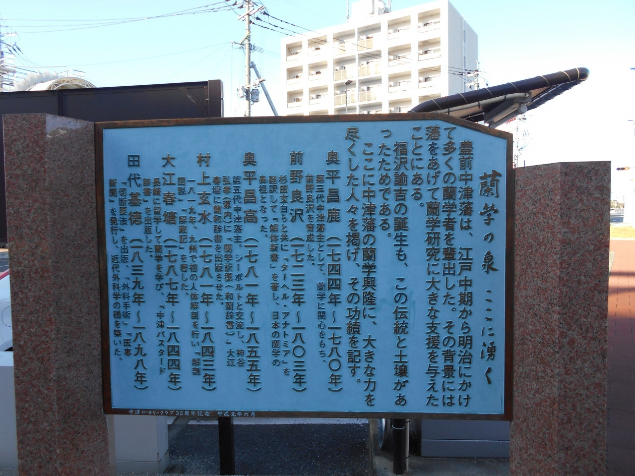 オーラを放つ像は記念撮影にぴったり3711677