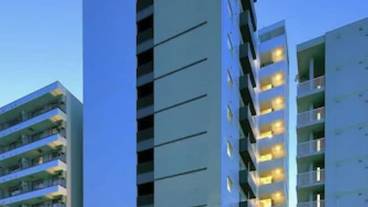 施設の正面 (日没後) / 2