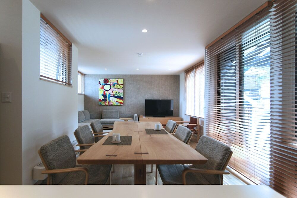 客室内のダイニングエリア