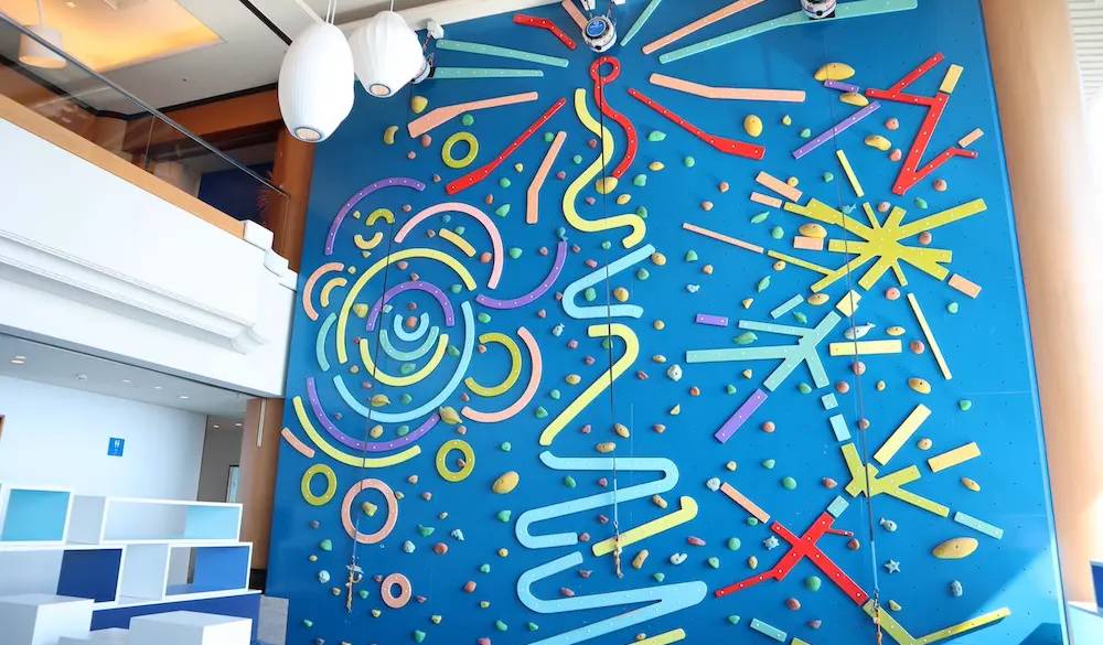 クライミングウォール「親子の北壁」は、約6.5mの高さがあり本格的。当日予約制で4歳から遊べるので、親子で一緒に楽しめますよ。