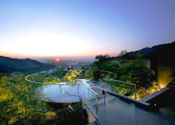 丸い湯船が目を引く「宙（そら）の湯」につかれば、空中に浮かんでいるような気分に