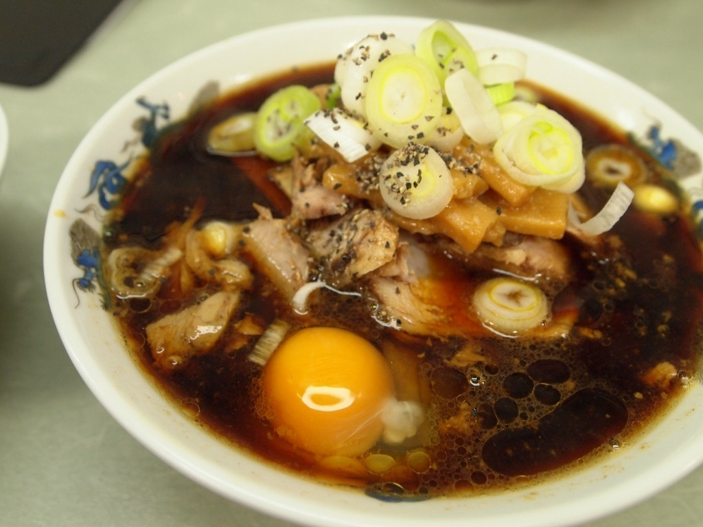 「西町大喜 富山駅前店」料理 871687 中華そば 小（並） ＋ 生玉子