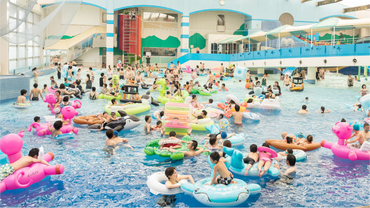 ソフトフロアに遊具がいっぱいのキッズプールは”こどもの楽園”4773023