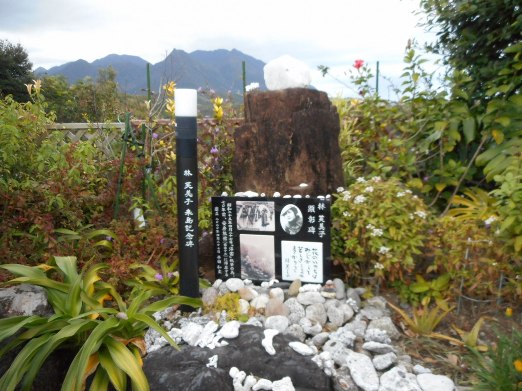 ６階表玄関前にある林芙美子が泊まった記念碑