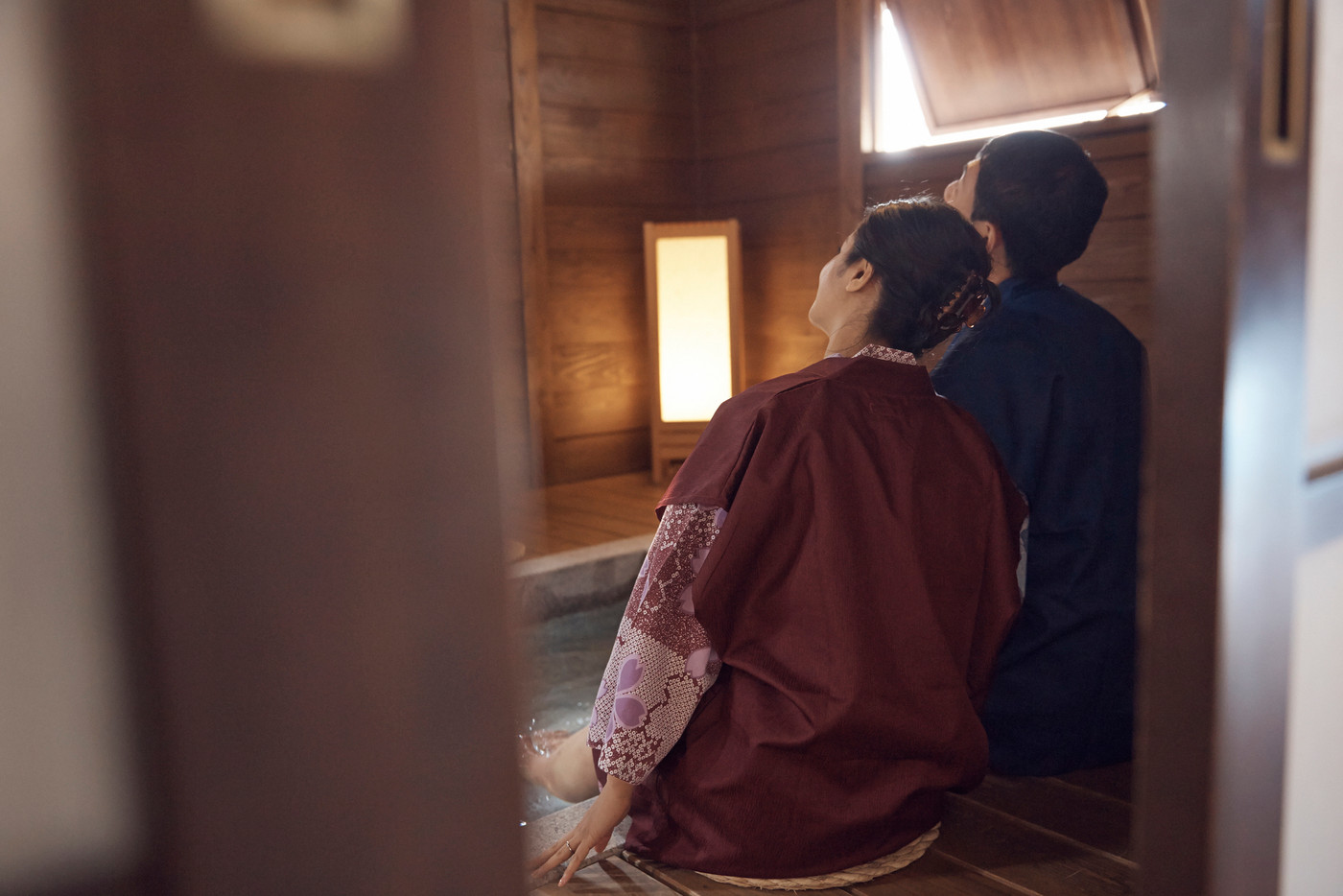 足湯に浸かる夫婦