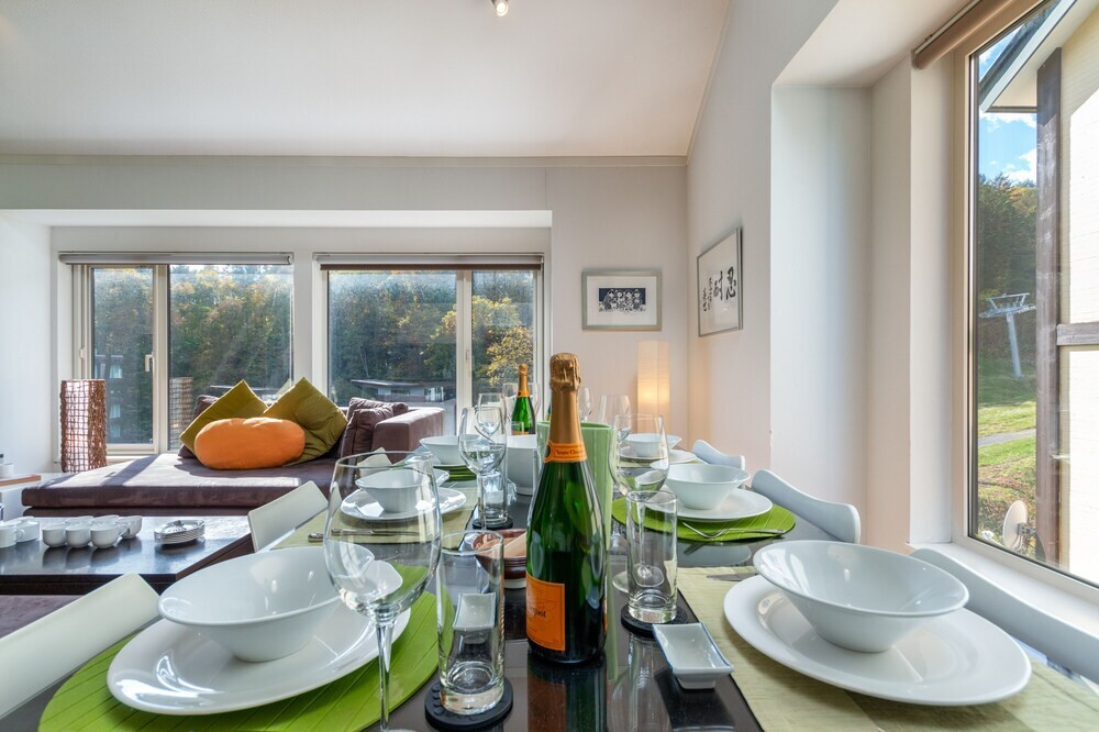 客室内のダイニングエリア