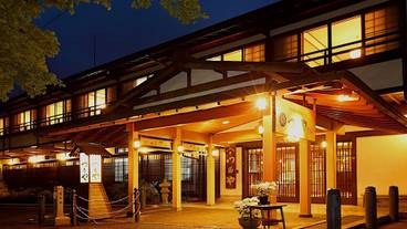 施設の正面 (日没後) / 1