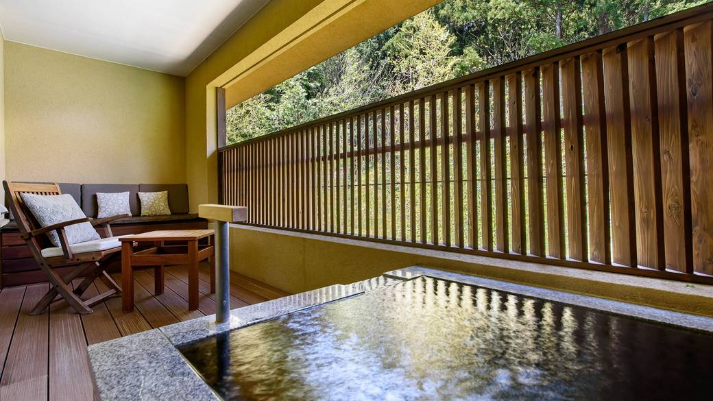 客室露天風呂で
じんわりと癒されて / 2