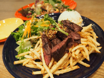 「RH Cafe 千駄ヶ谷店」料理 10462 ボリューミーなお肉と、食べたらやみつきになる細めタイプのポテトのワンプレート