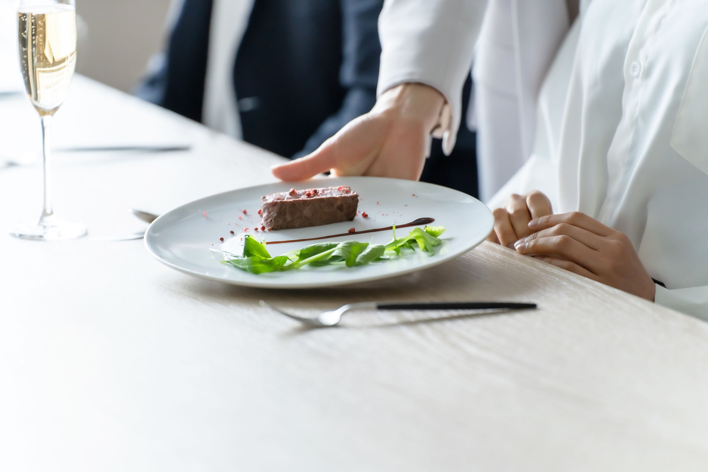 レストラン　デート　顔切り