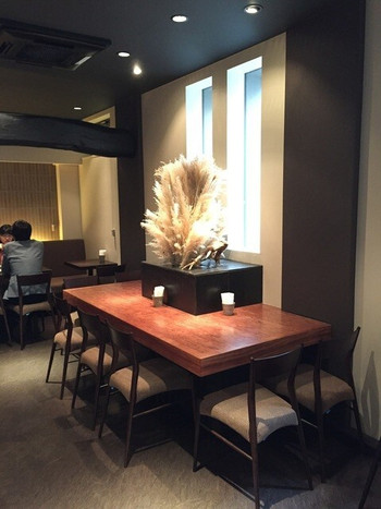 「石釜 ベイクブレッド 茶房 タムタム」 内観 45015693 店内の中央には季節の草花。デザイナーさんによる装飾だ。