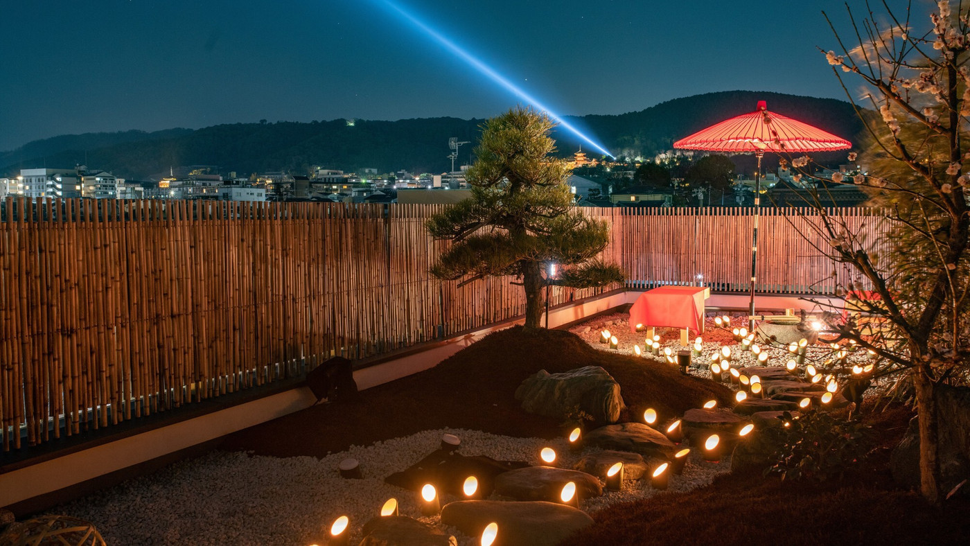 屋上庭園から東山の月を。京都の月と竹に魅了された宿3417382