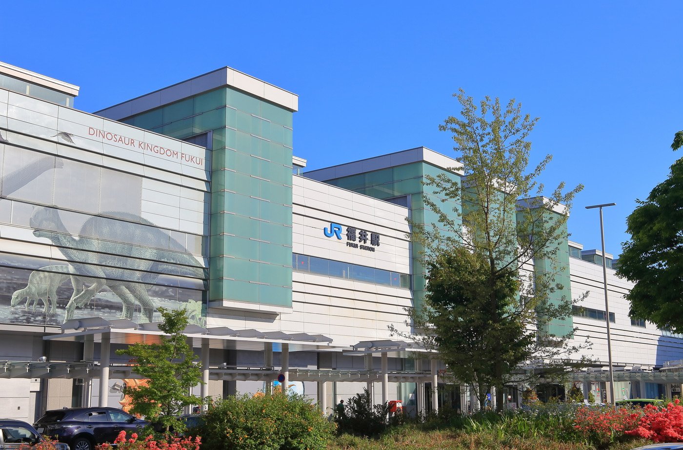 【福井県】晴天下のJR福井駅