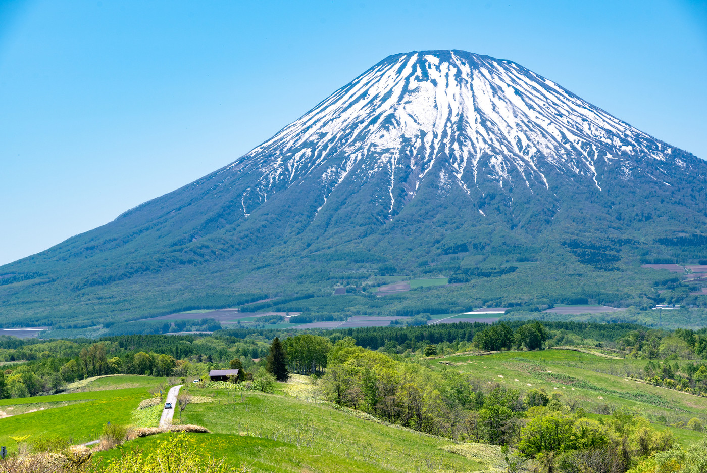 望羊の丘から望むニセコの雄大な風景と羊蹄山 / 北海道京極町