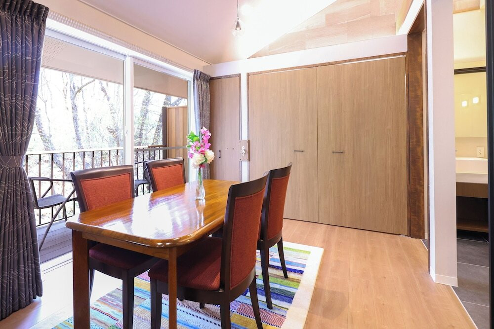 客室内のダイニングエリア