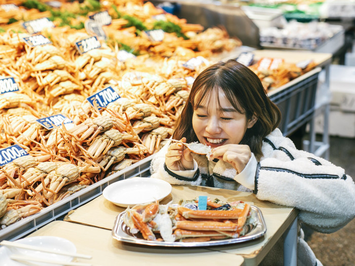 美味しすぎるかにをたっぷり食べて、幸せそうな猪鼻さん。北陸のかには、人を笑顔にするごちそうです
