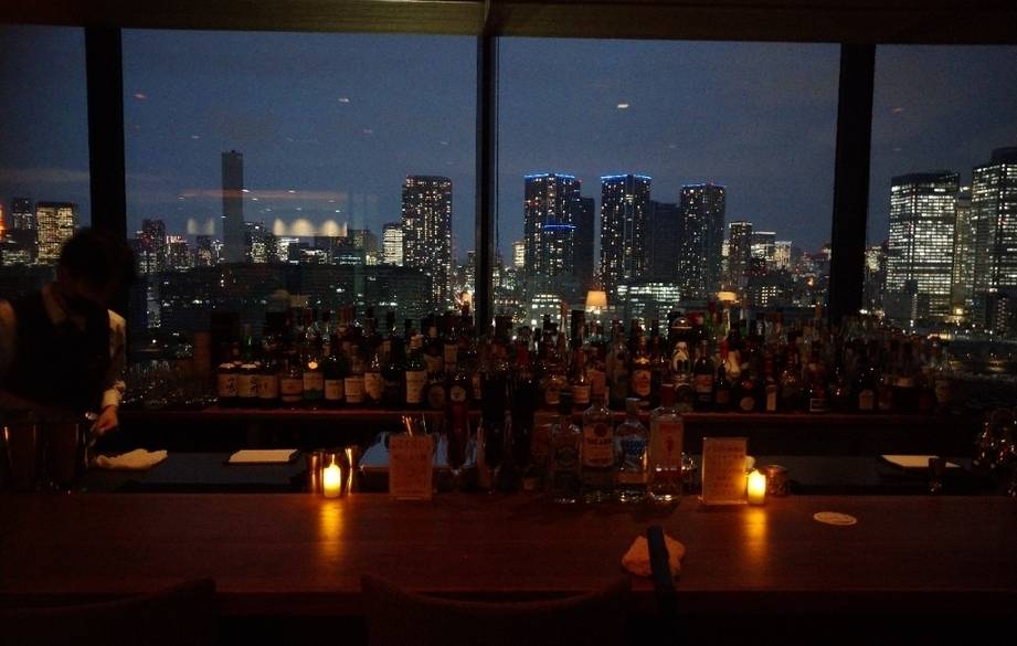 バーやエステでくつろぎ
名物「夜鳴きそば」も堪能 / 3