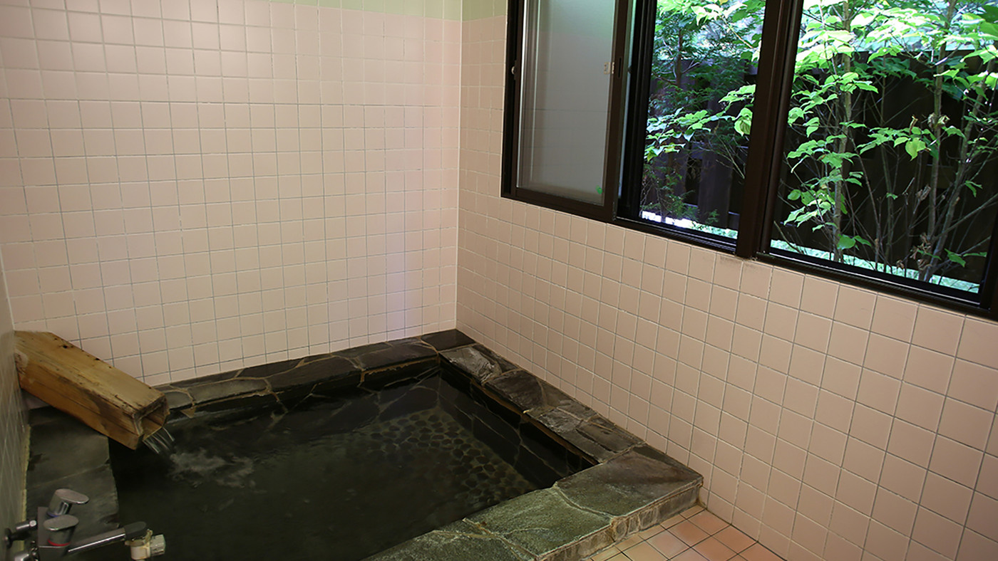 緑を望む貸切露天風呂でリフレッシュ3499596