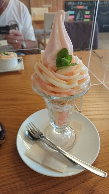 「HATAKE STYLE 上山本店」 料理 134530593 プレミアムももパフェ 1,500円