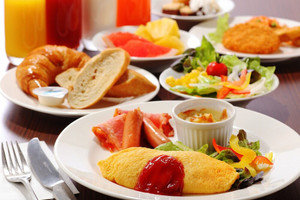 オムレツが人気の朝食バイキング