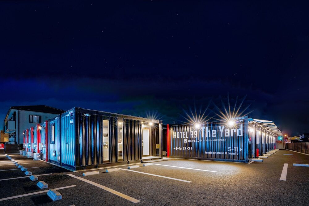 施設の正面 (日没後)