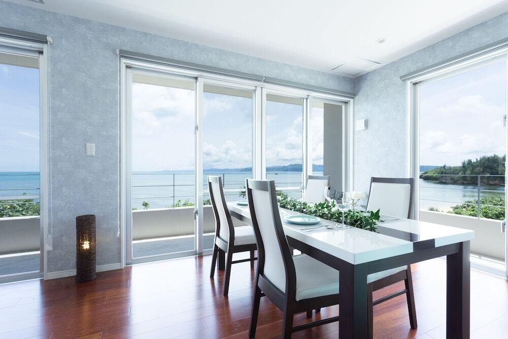 客室内のダイニングエリア