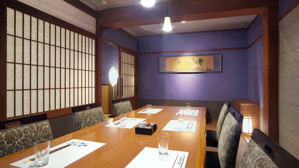 個室の食事処で
美しい季節の和会席を / 4