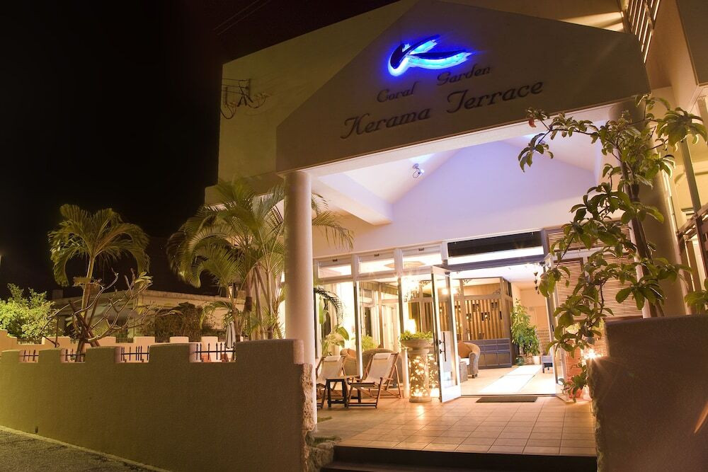 施設の正面 (日没後)