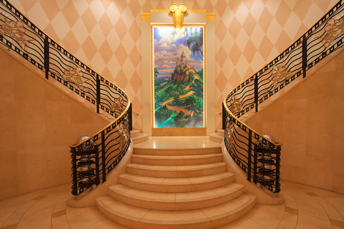 ロビー奥のグランドステアケース / 3