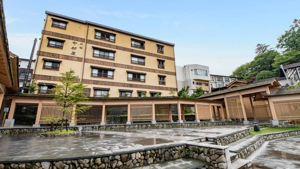 猫たちに出迎えられ
楽しくチェックイン / 2