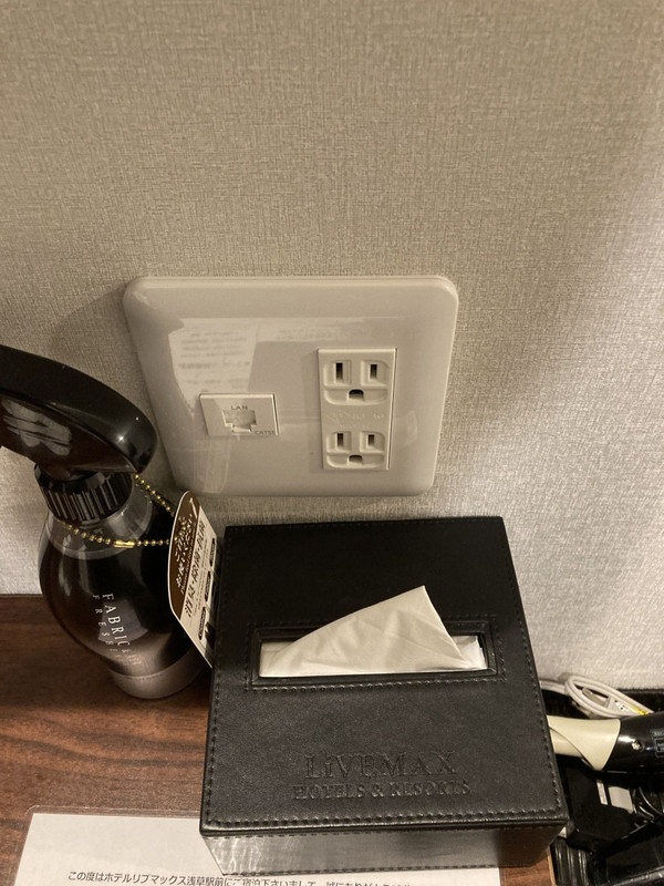 電源はデスクに2か所、LANもあり