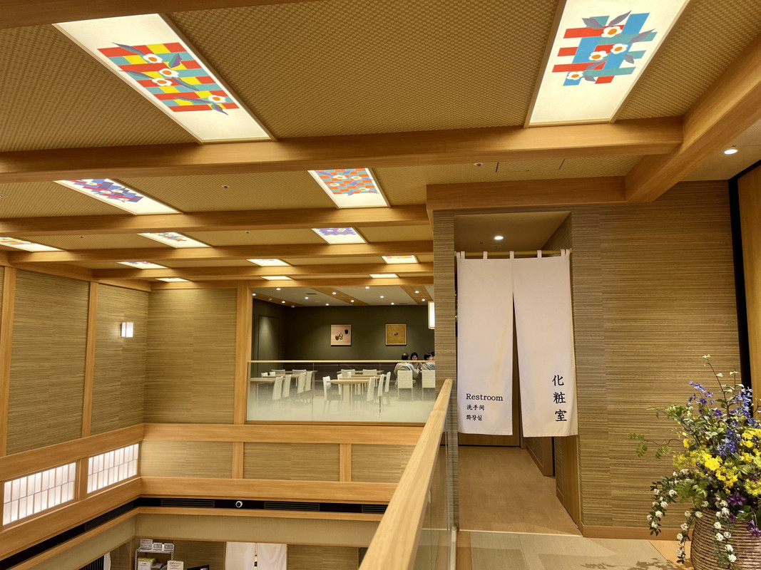 清潔感と上品さを感じさせる館内