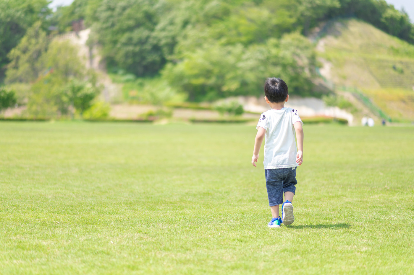 芝生を走り回る4歳の男の子