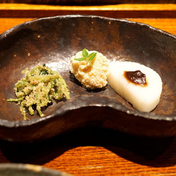 「みかわ 是山居」料理 642544 前菜　（三つ葉の胡麻和え、生タラコ、山芋田楽）