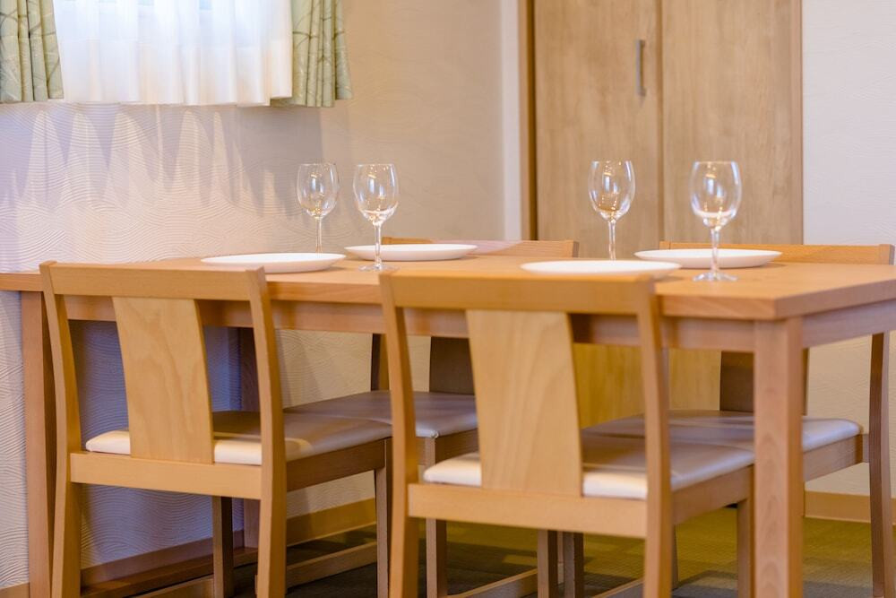 客室内のダイニングエリア