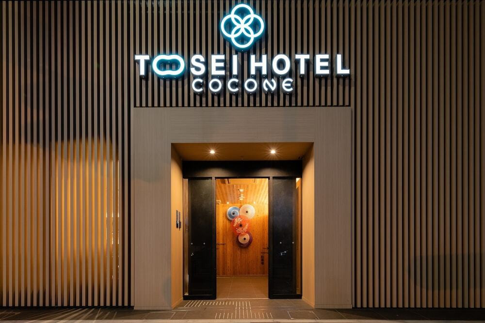 施設の正面 (日没後)