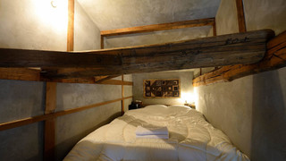 ダブルルーム (2階、注意:急なはしご式階段)