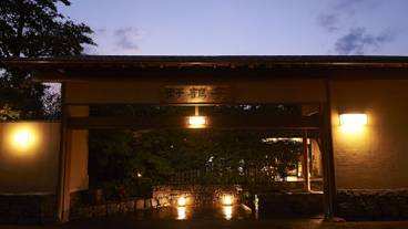 施設の正面 (日没後) / 2