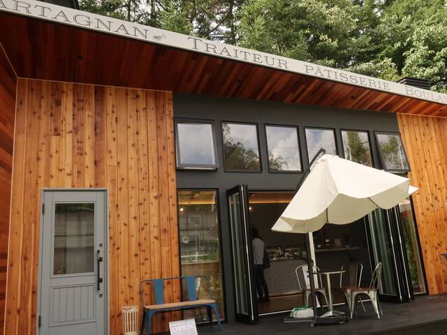 スイーツを求めて
地元のパティスリーへ / 3