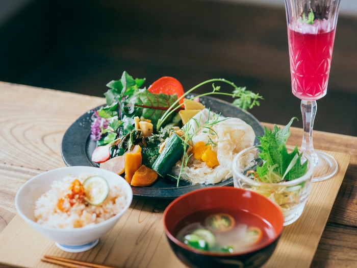 津和野は寒暖差が激しく、野菜の味が濃くなるそう。絵画のように鮮やかな野菜たちが、その美味しさを物語っています