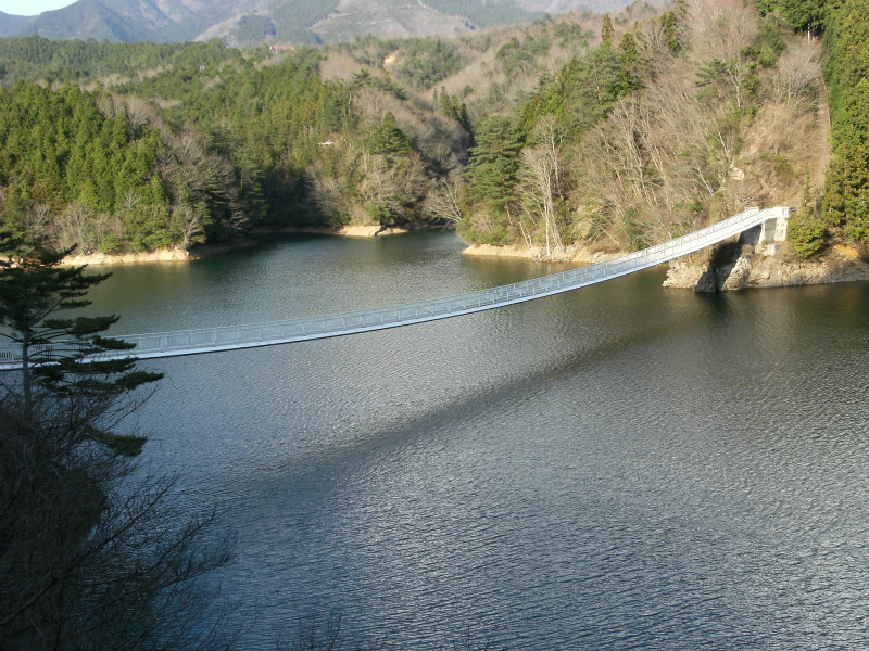 【愛媛県】景観優先で造られた景色と融合する吊り橋「四季彩橋」462280