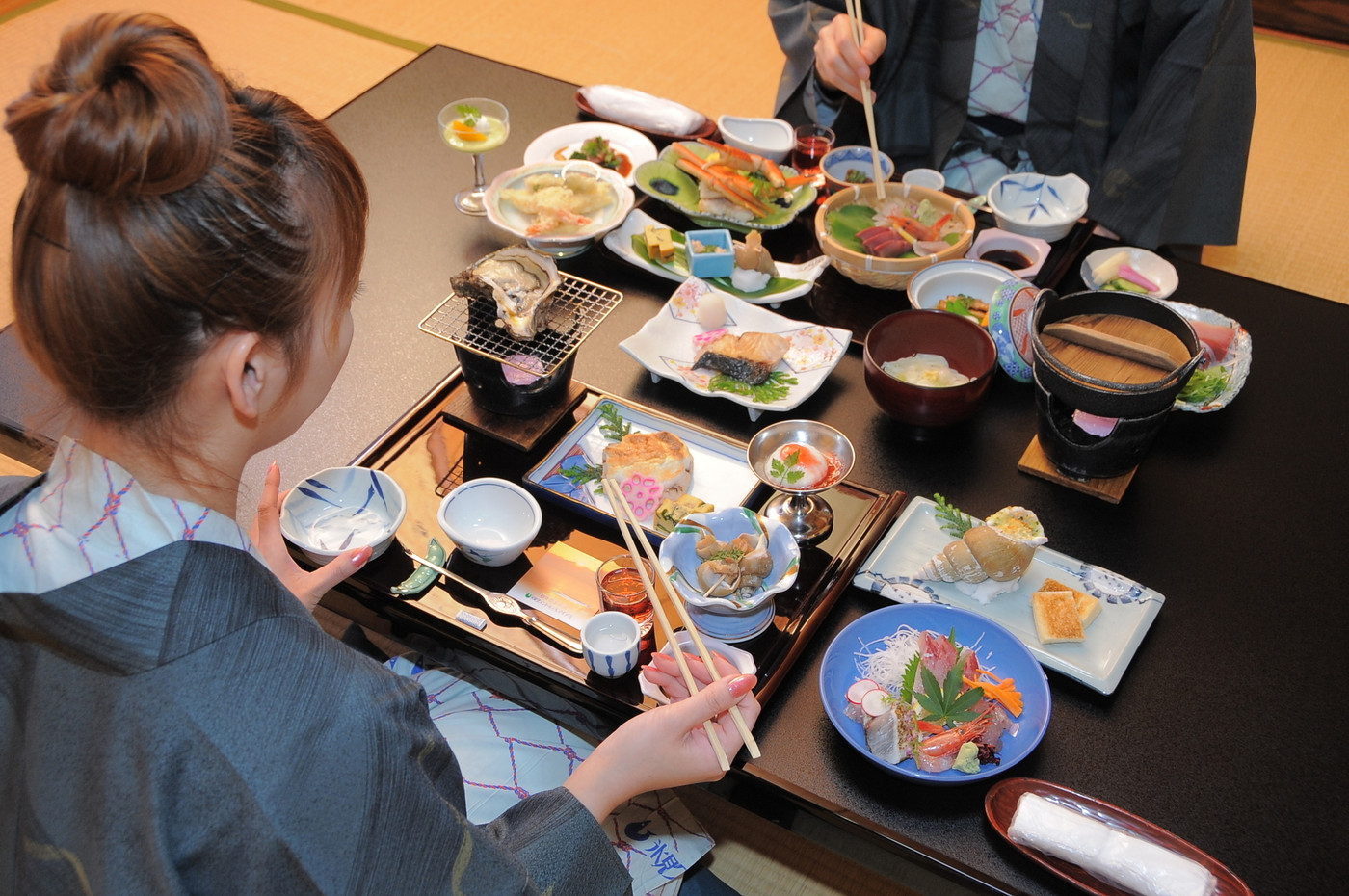 温泉宿の食事を楽しむ男女