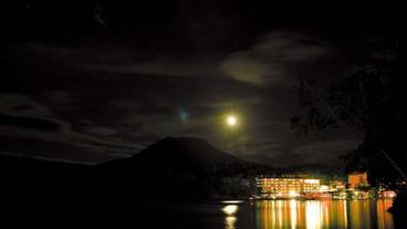 施設の正面 (日没後) / 1