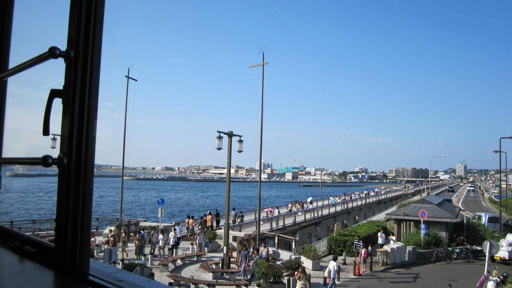電車で片瀬江ノ島駅へ
海鮮グルメに舌鼓 / 4