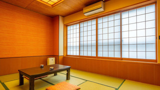 和洋室 シングルベッド2台プラス畳エリア (27 sqm)